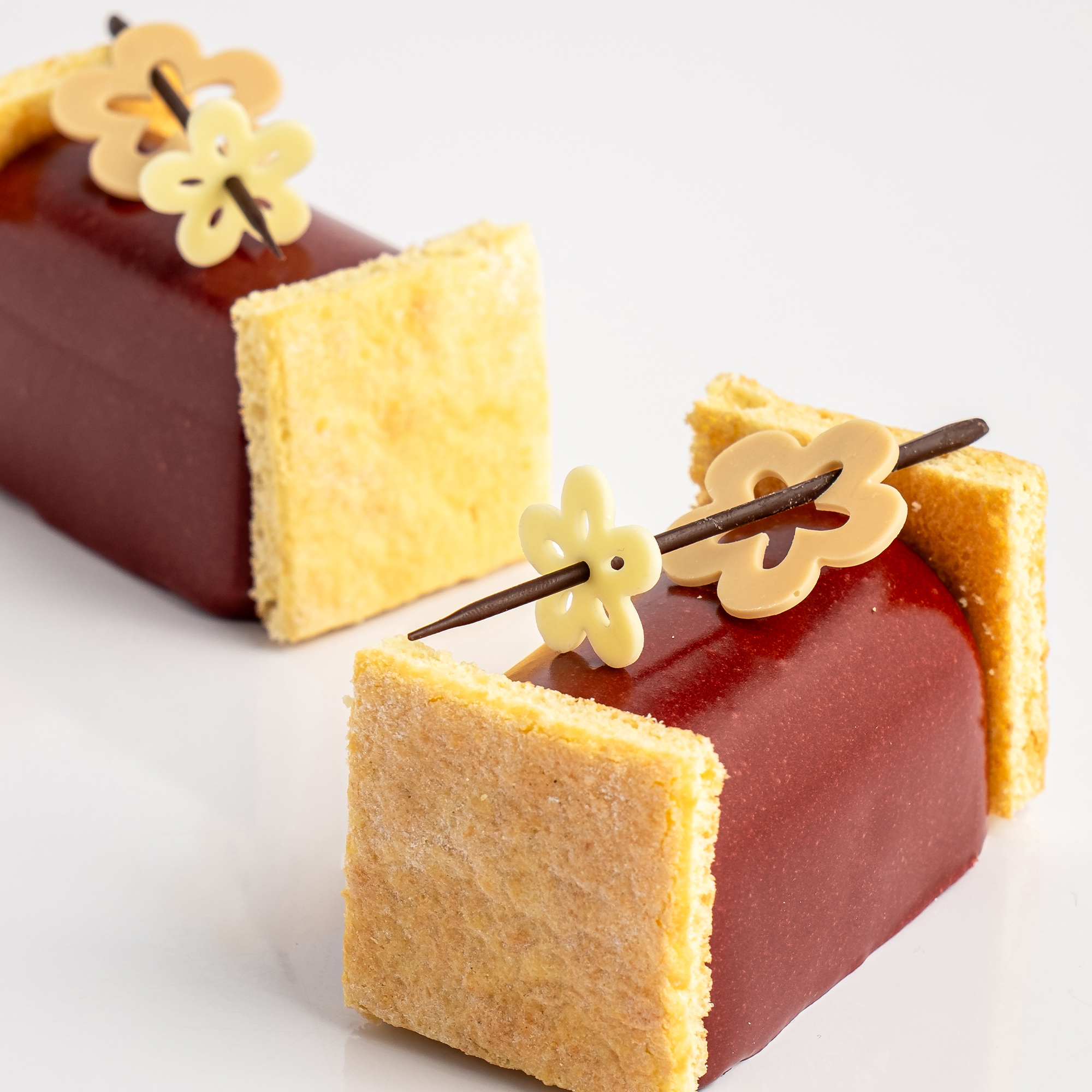 BLÜTEN DUO SORTIERT, VOLLMILCH UND WEISSE SCHOKOLADE