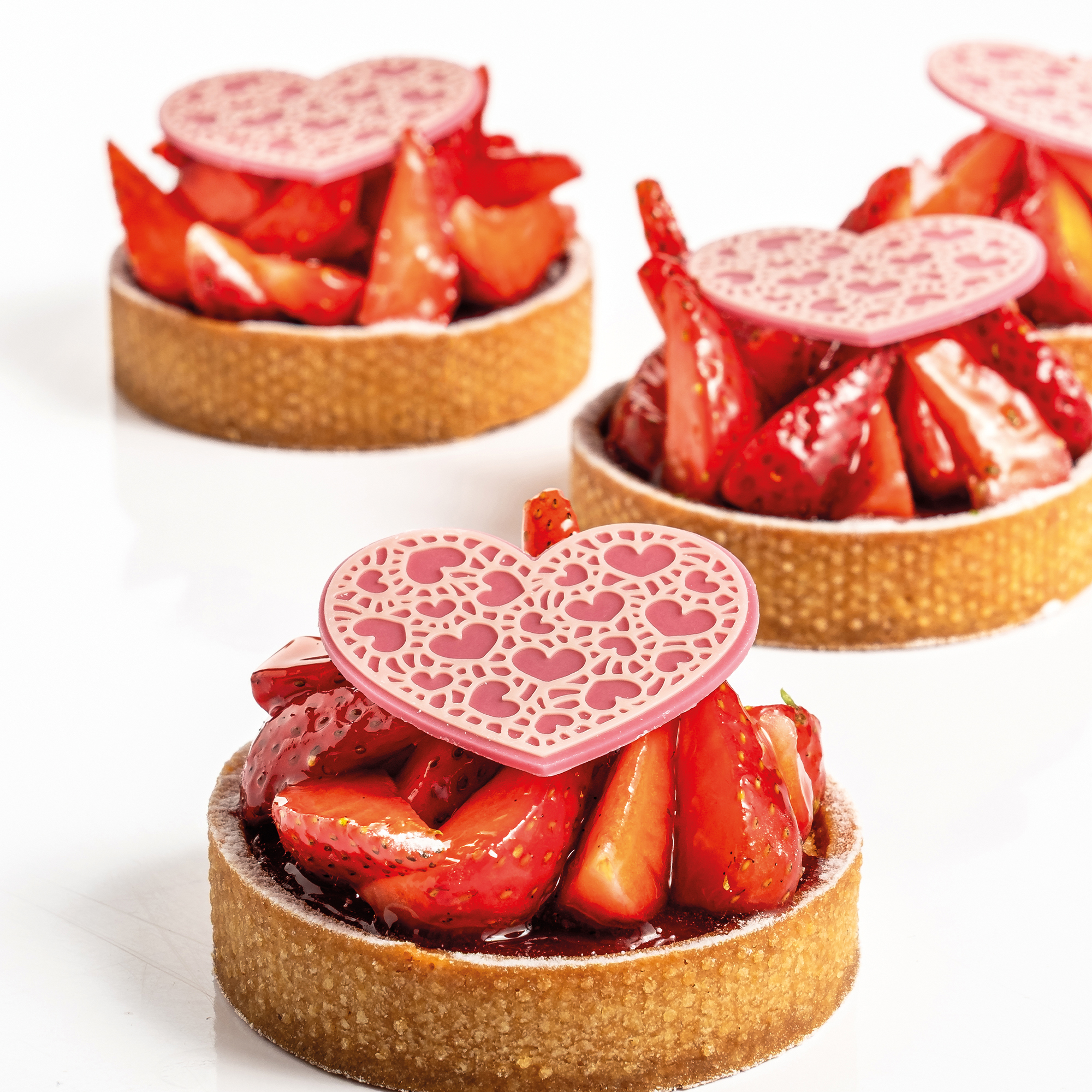 RELIEF HERZ "HERZENDEKOR", WEISSE SCHOKOLADE GEFÄRBT.