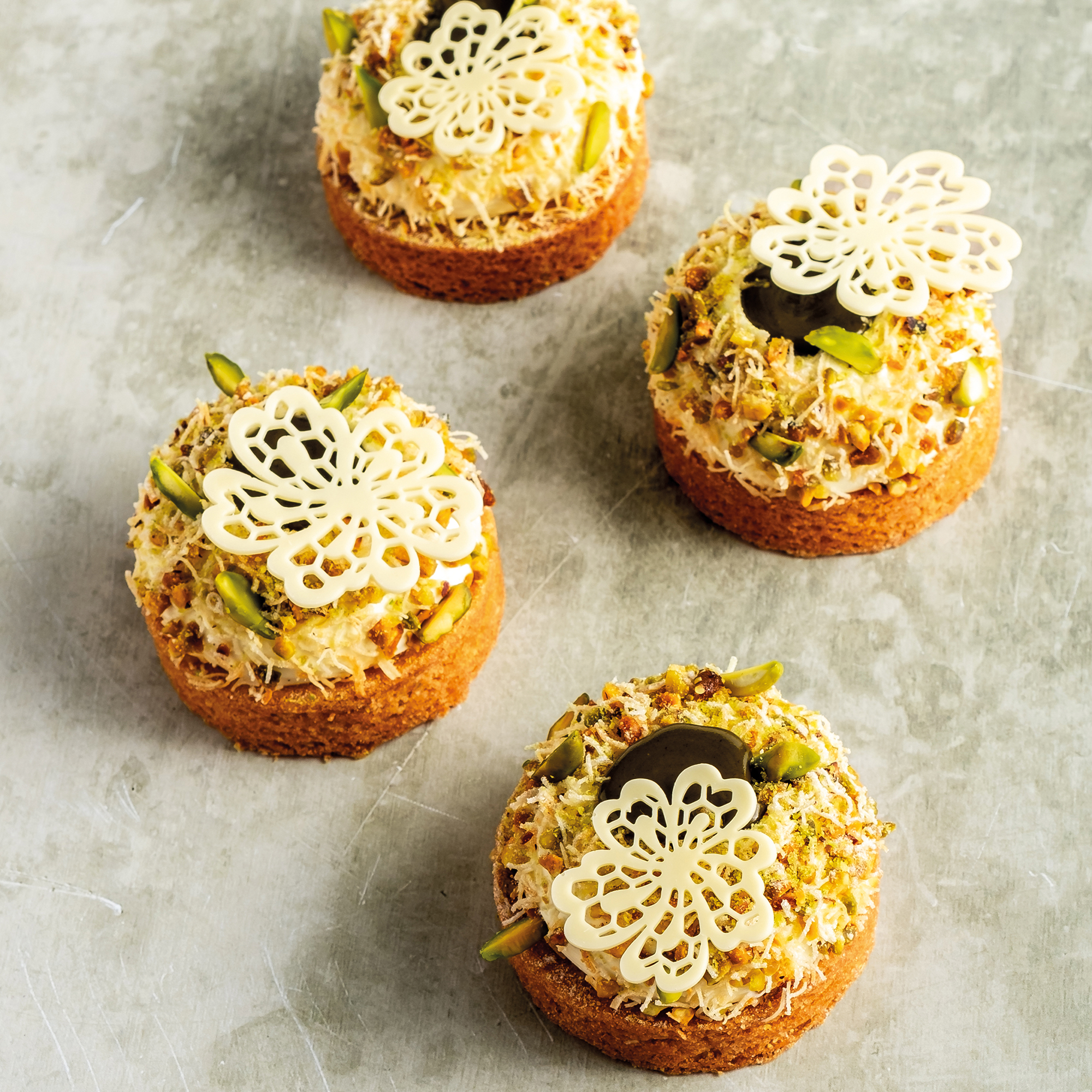 SPITZEN BLÜTEN GROSS UND KLEIN, WEISSE SCHOKOLADE