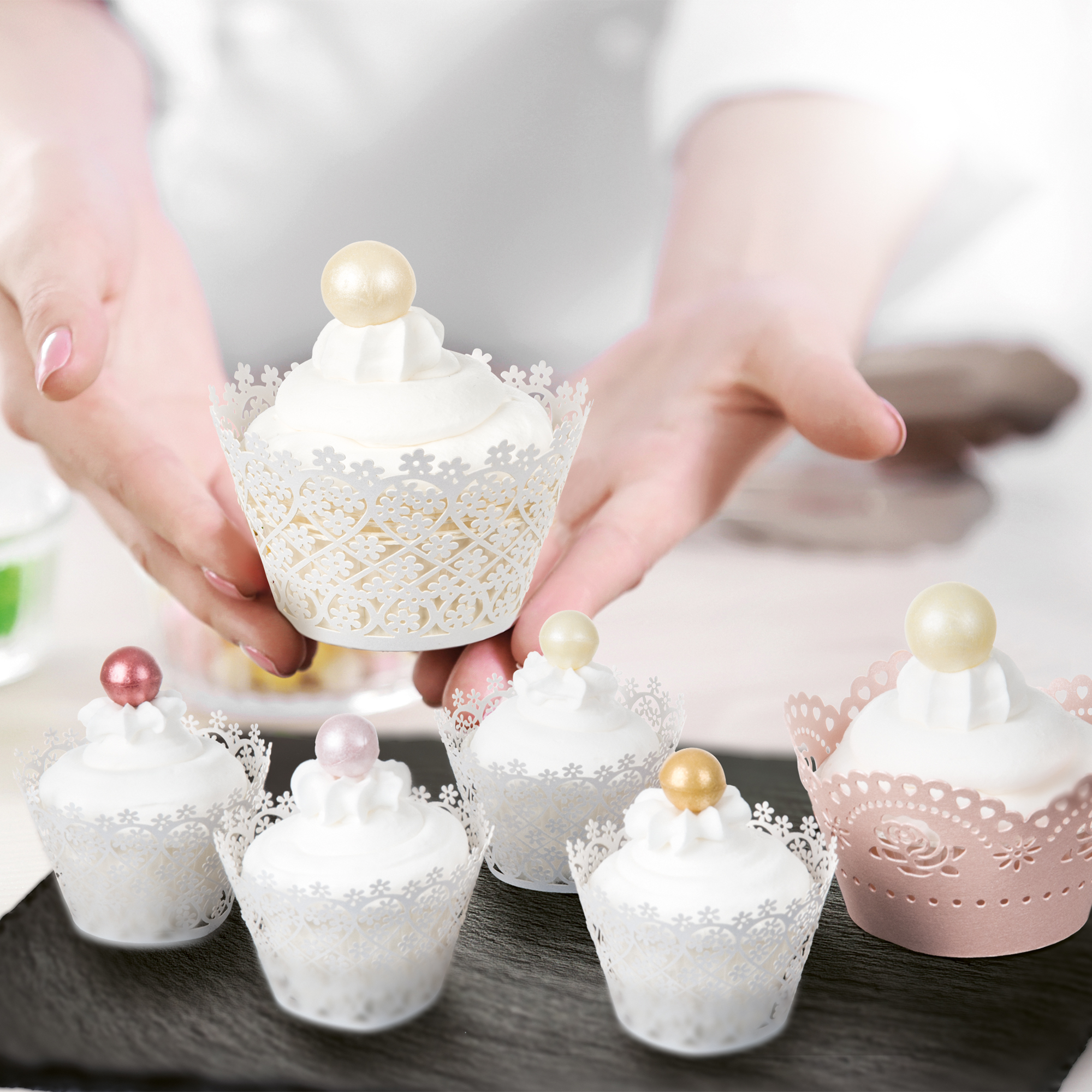 WEISSE CUPCAKE MANSCHETTEN "FILIGRAN", FEINER KARTON GELASERT