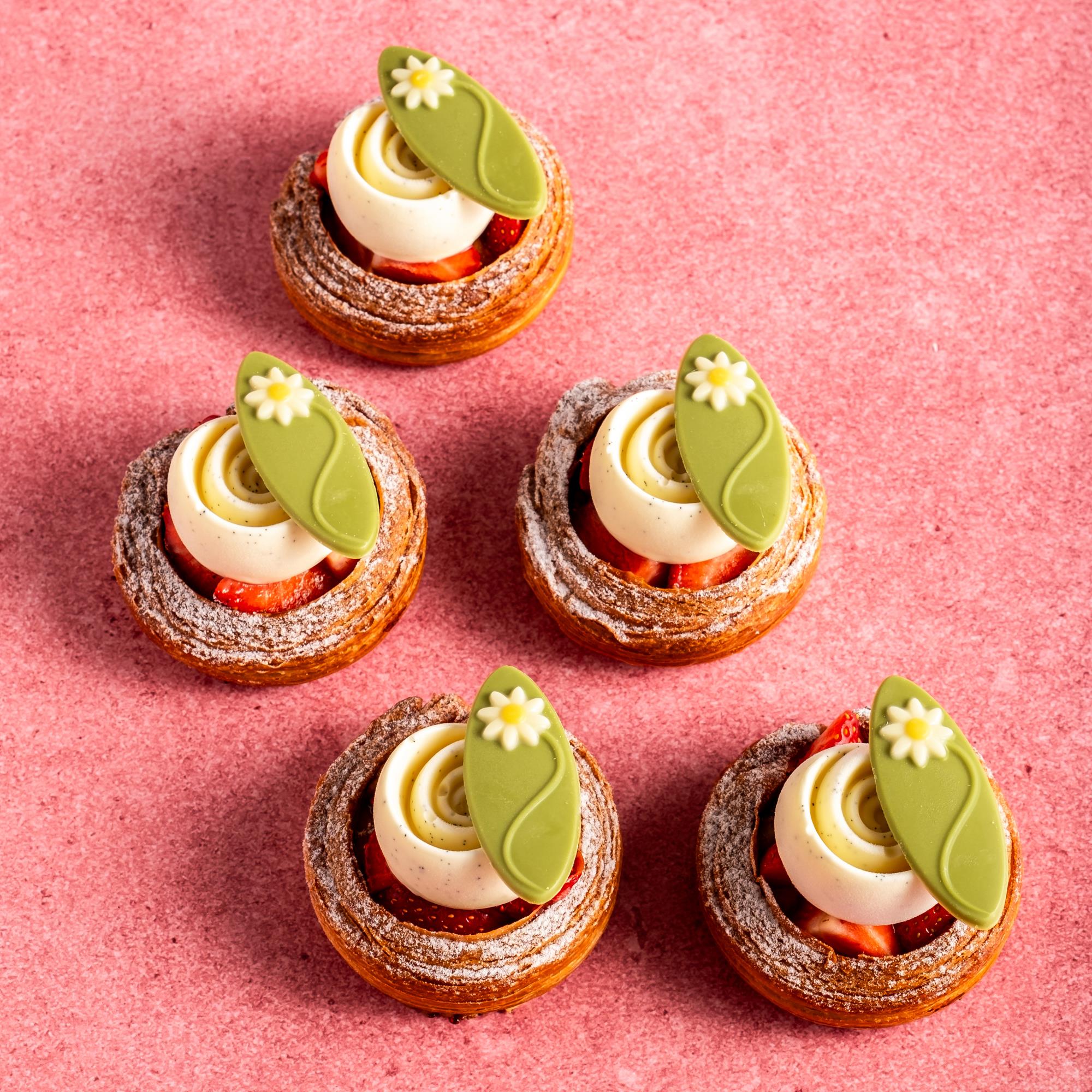 OVALE MIT BLUME, WEISSE SCHOKOLADE GEFÄRBT OVALE MIT BLUME, WEISSE SCHOKOLADE GEFÄRBT