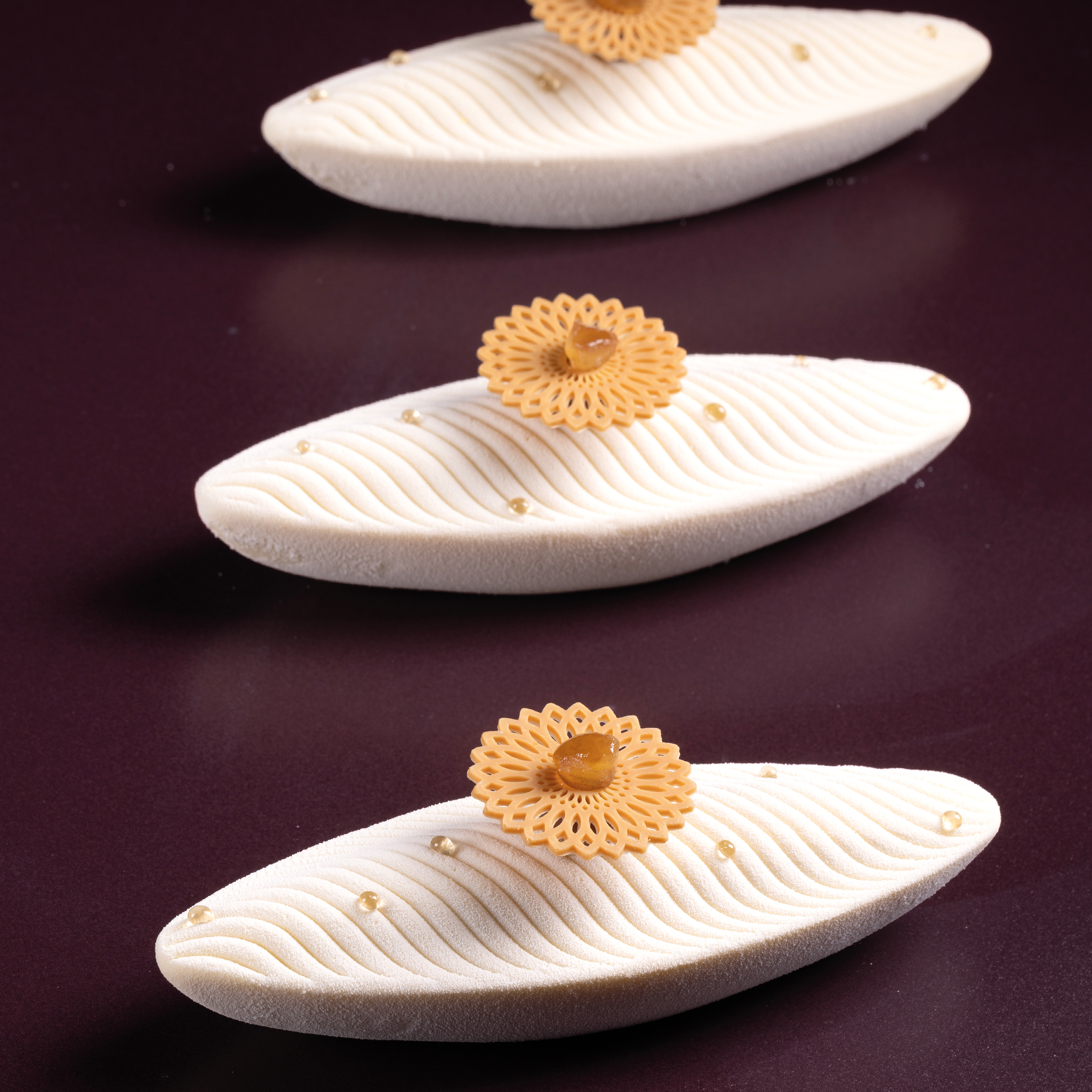 BERNSTEIN ROSETTEN DURCHBROCHEN, WEISSE SCHOKOLADE GEFÄRBT