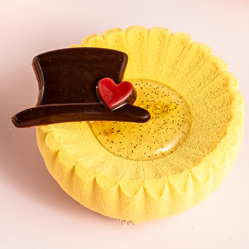 AUFLEGER HERRENZYLINDER MIT HERZ, DUNKLE SCHOKOLADE GEFÄRBT.