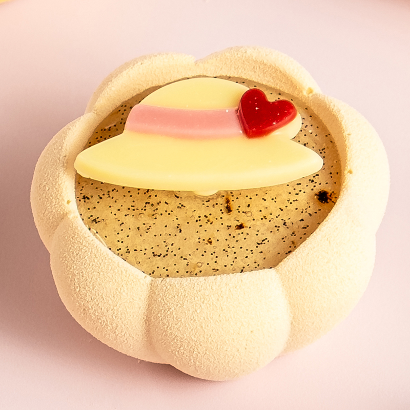 AUFLEGER DAMENHÜTE MIT HERZ, WEISSE SCHOKOLADE GEFÄRBT.