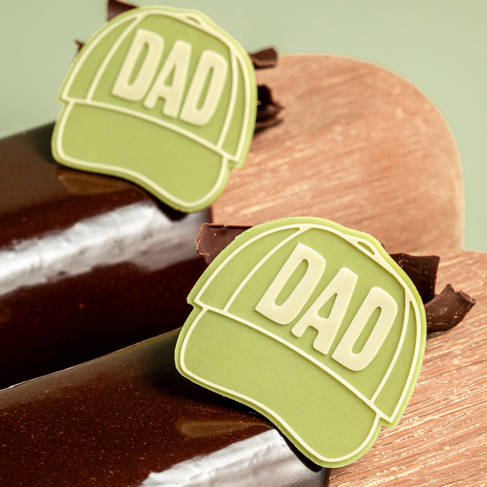 MÜTZE MIT RELIEF SCHRIFT "DAD", WEISSE SCHOKOLADE GEFÄRBT