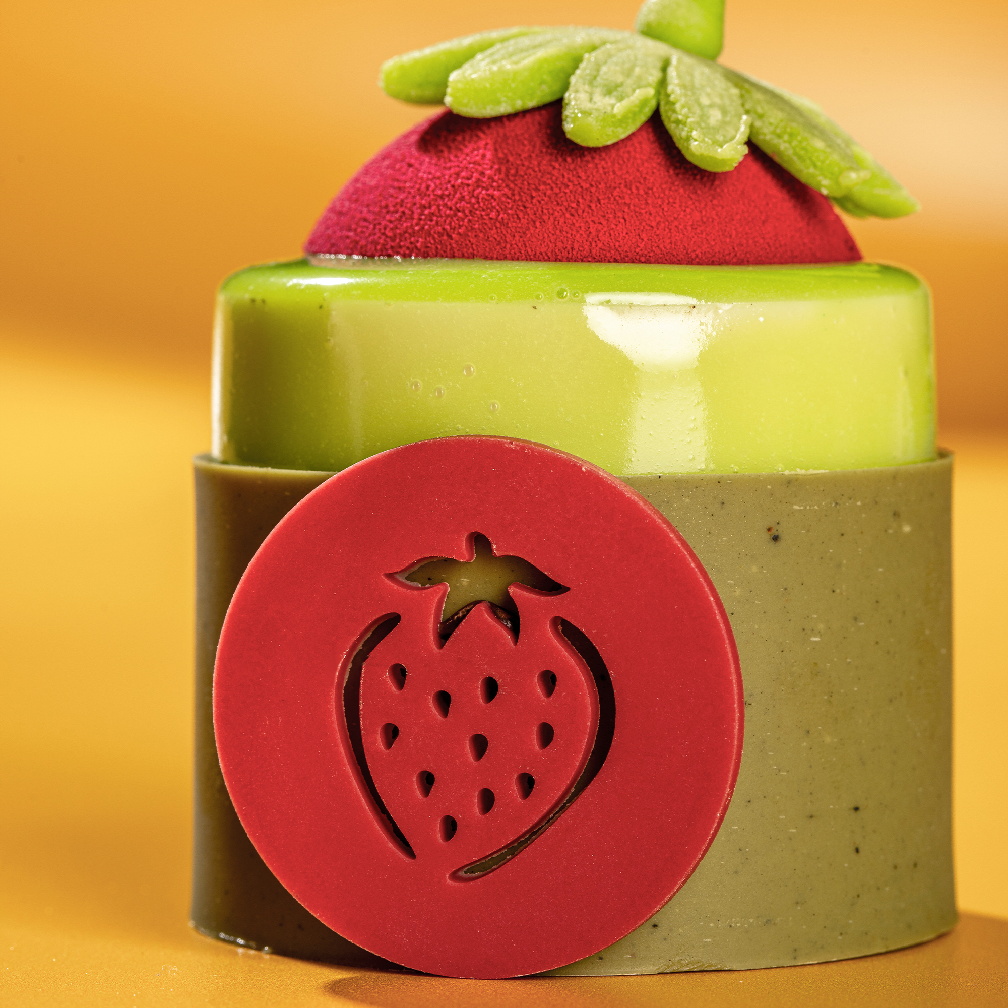 SPITZEN AUFLEGER "ERDBEERE", WEISSE SCHOKOLADE GEFÄRBT