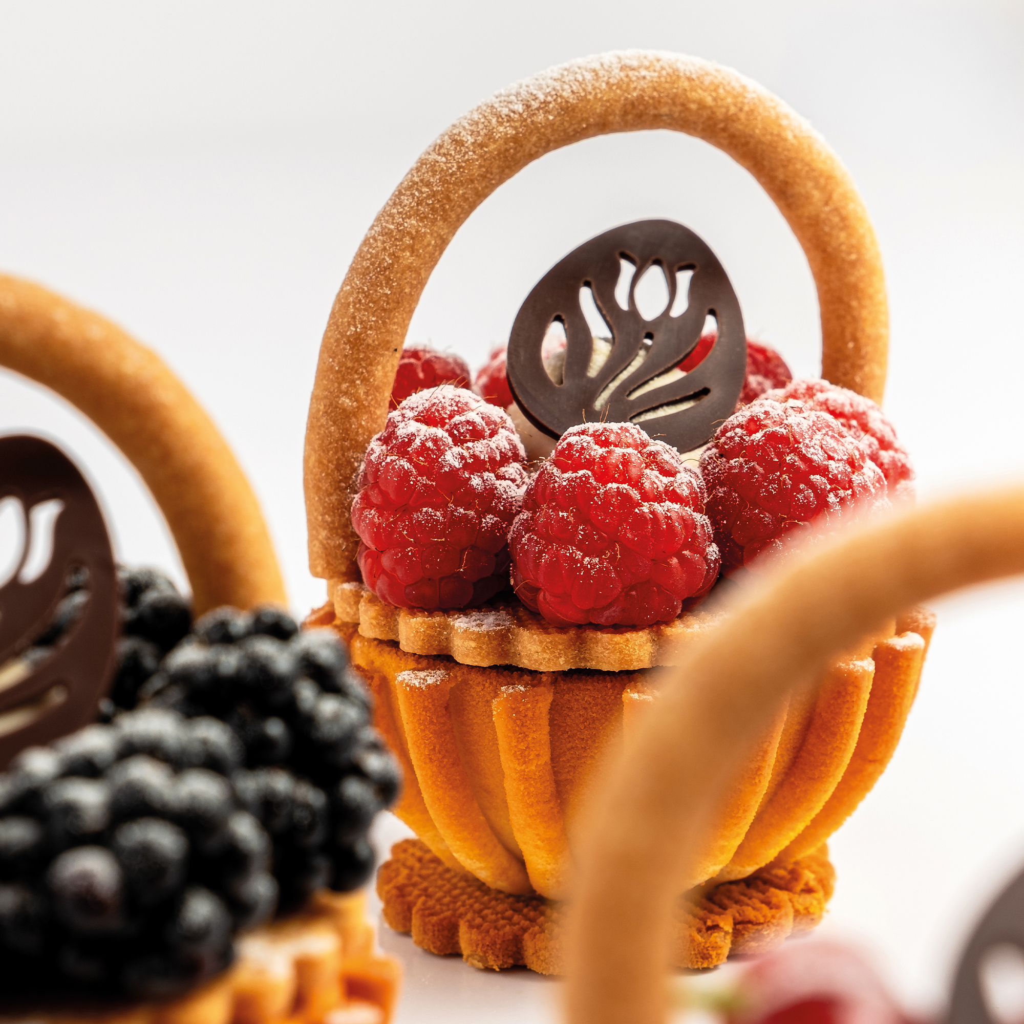 OSTEREI SPITZEN AUFLEGER, DUNKLE SCHOKOLADE